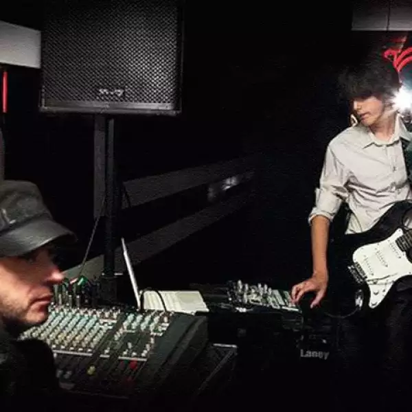 Su hijo Benito ha mostrado interés en seguir los pasos musicales de su padre.