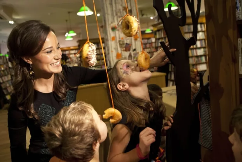 La hermana de la Duquesa de Cambridge organizó una reunión con niños para promover su libro `Celebrate: A Year of Festivities for Families and Friends´.