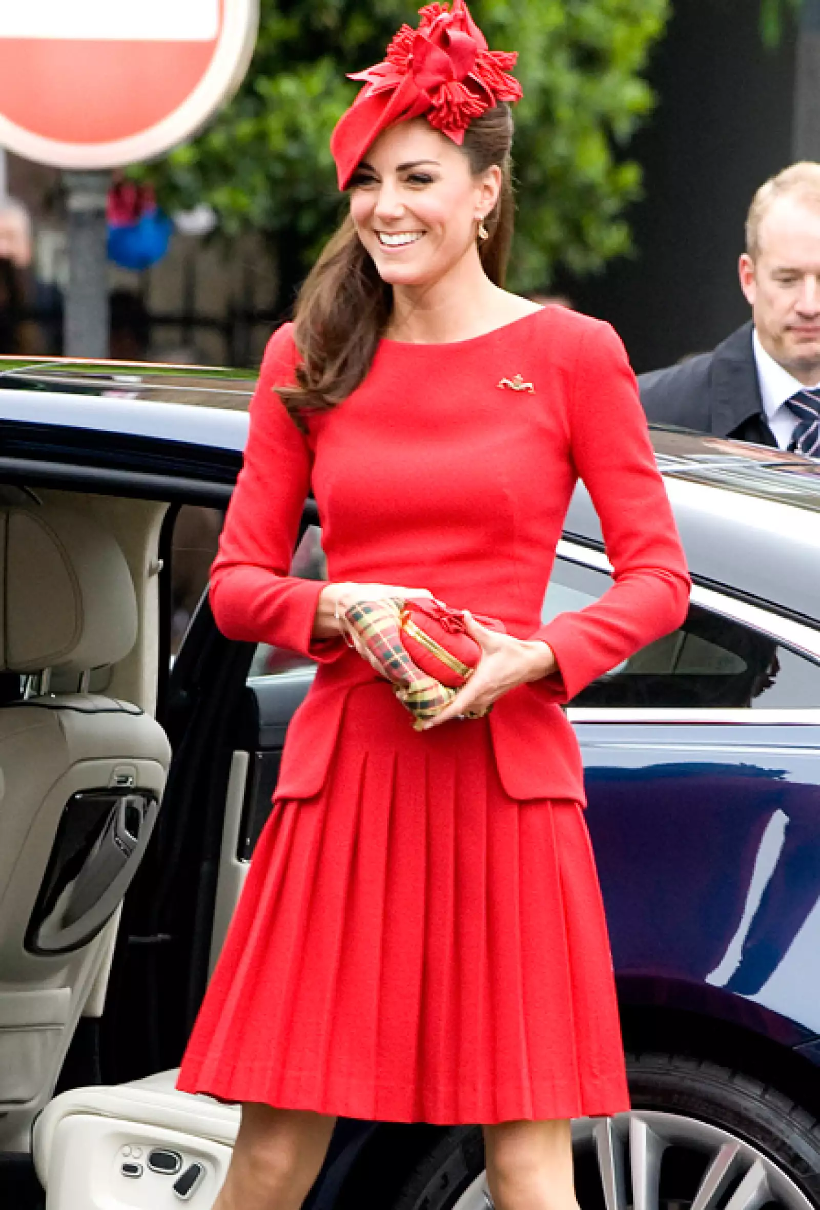 Sin duda alguna sus acertadas elecciones la hicieron sobresalir de entre todas las royals. Uno de sus mejores atuendos fue un vestido escarlata con falda plisada de la firma Alexander McQueen a jugo con un tocado de Lock & Co y sus predilectos `mary-janes´de LK Bennett.