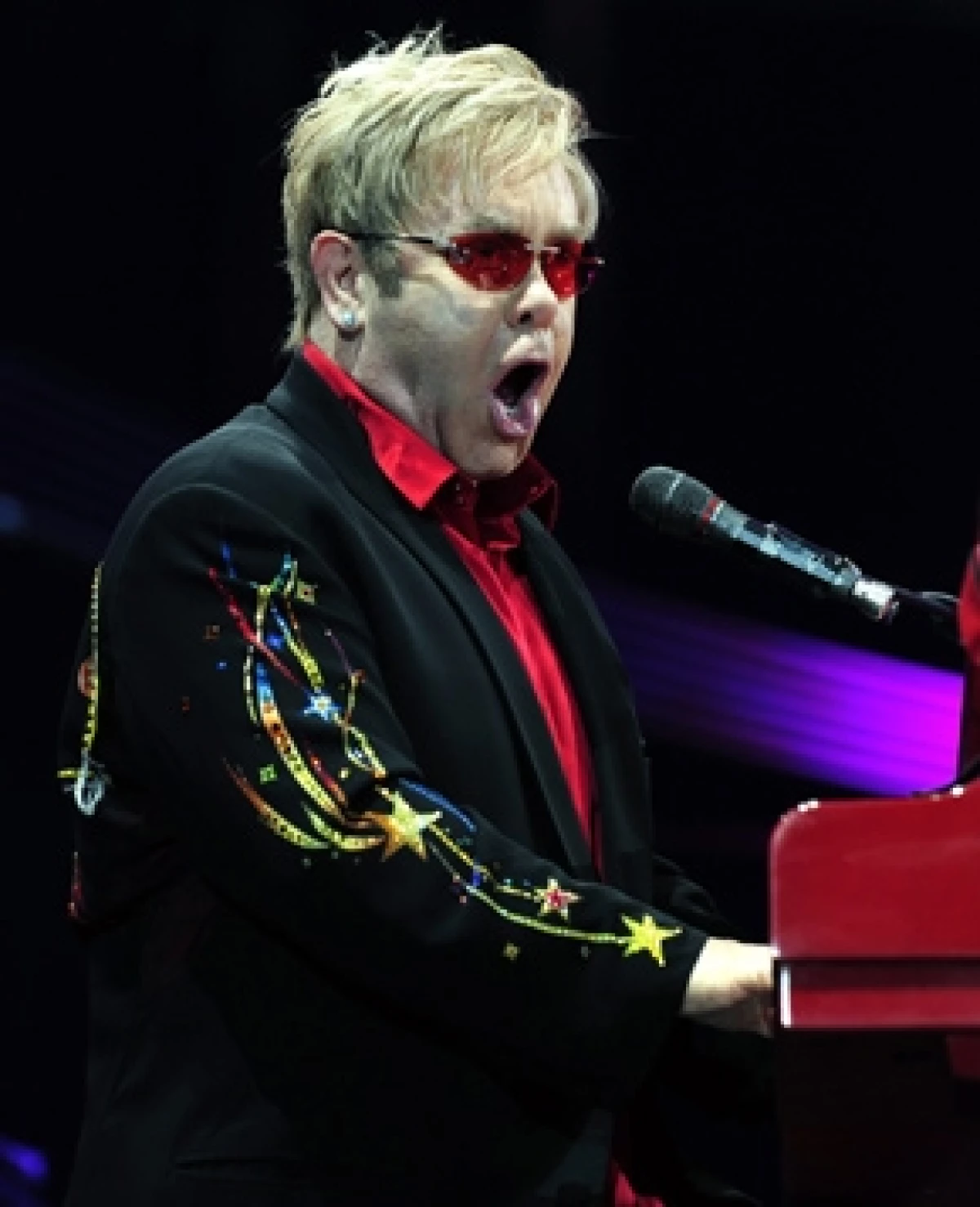 Elton John sale de hospital y reanuda gira
