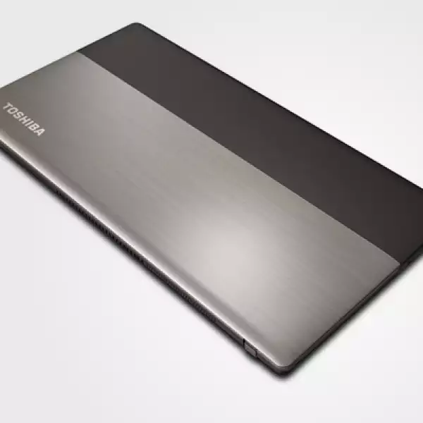 Cuenta con una batería de Iones de Litio con cuatro celdas que ofrece hasta 8 horas de duración e incluye la tercera generación de procesadores Intel Core i5.