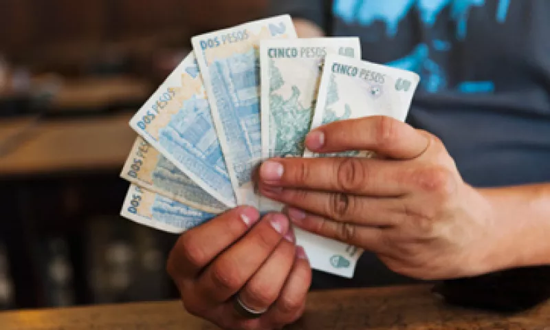 Seis pesos en Argentina no permiten comprar una gaseosa. (Foto: Getty Images)