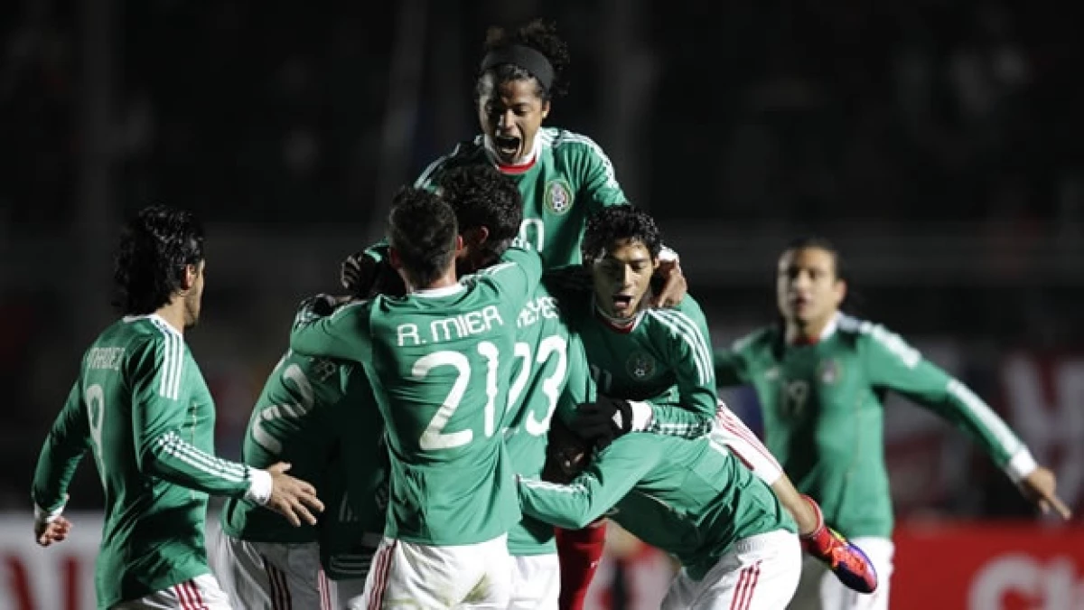 México anota un gol contra Chile en la Copa América