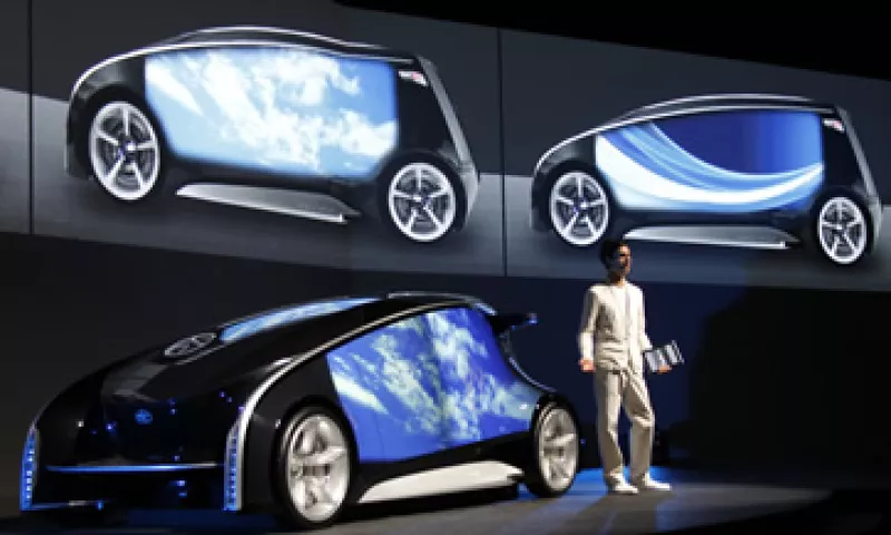 El vehículo funciona como una computadora personal que permite a los conductores conectarse con los concesionarios y otras personas con un toque con los dedos en un panel en la puerta. (Foto: AP)