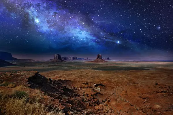 Foto del desierto de Utah por la noche con la vista de las estrellas.