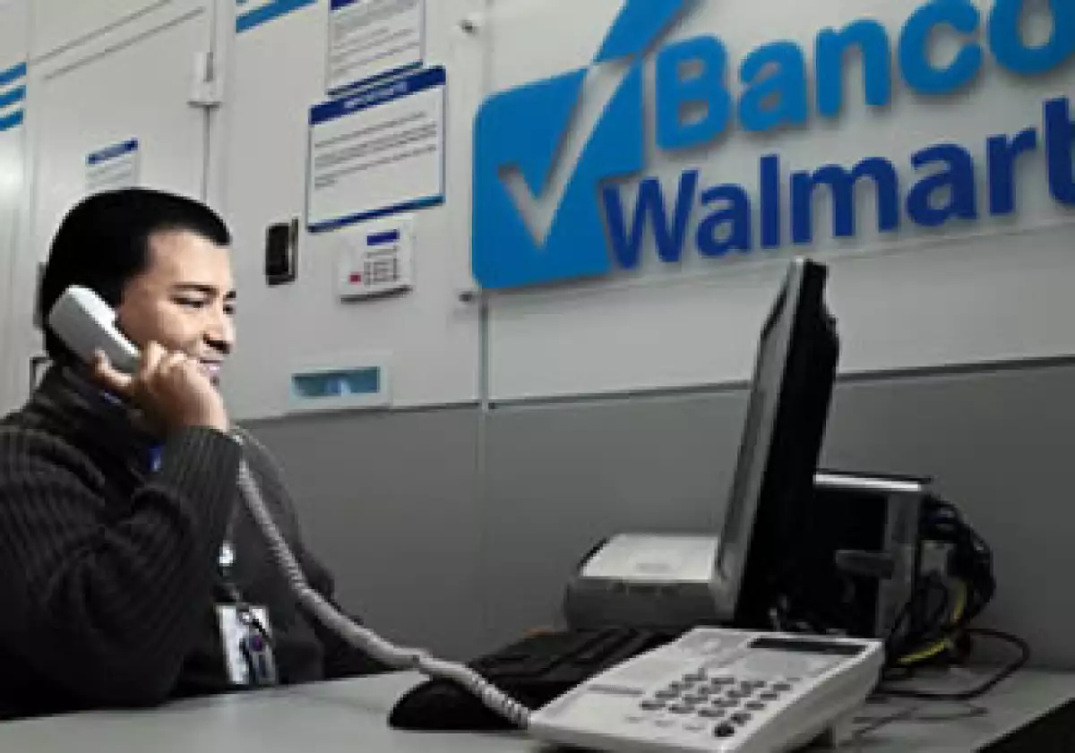 El banco de Wal-Mart apunta a mexicanos de bajos ingresos y acceso limitado a la banca. (Foto: Archivo)