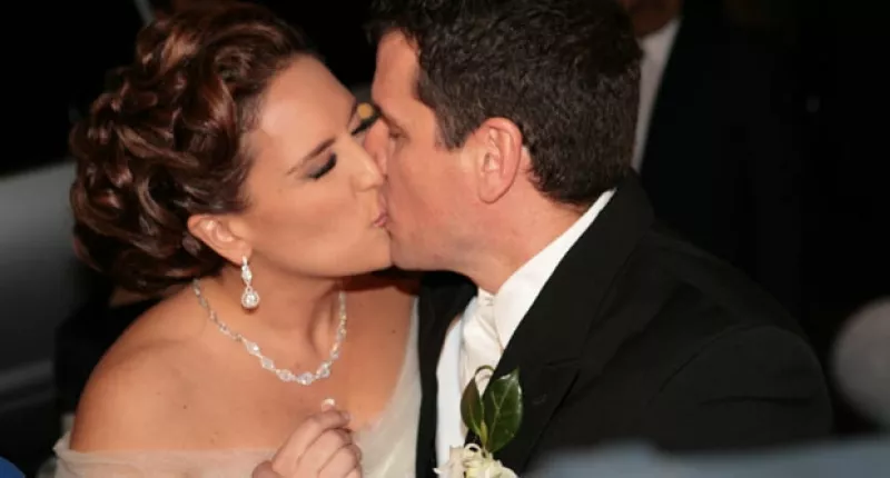 Ante 800 invitados, la actriz y comediante y el empresario recibieron la bendición en el Palacio de las Vizcaínas.