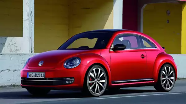 La automotriz alemana Volkswagen rediseñó el icónico Beetle, 13 años después de su introducción al mercado y lo presentó por primera vez en al AutoShow de Shanghai.