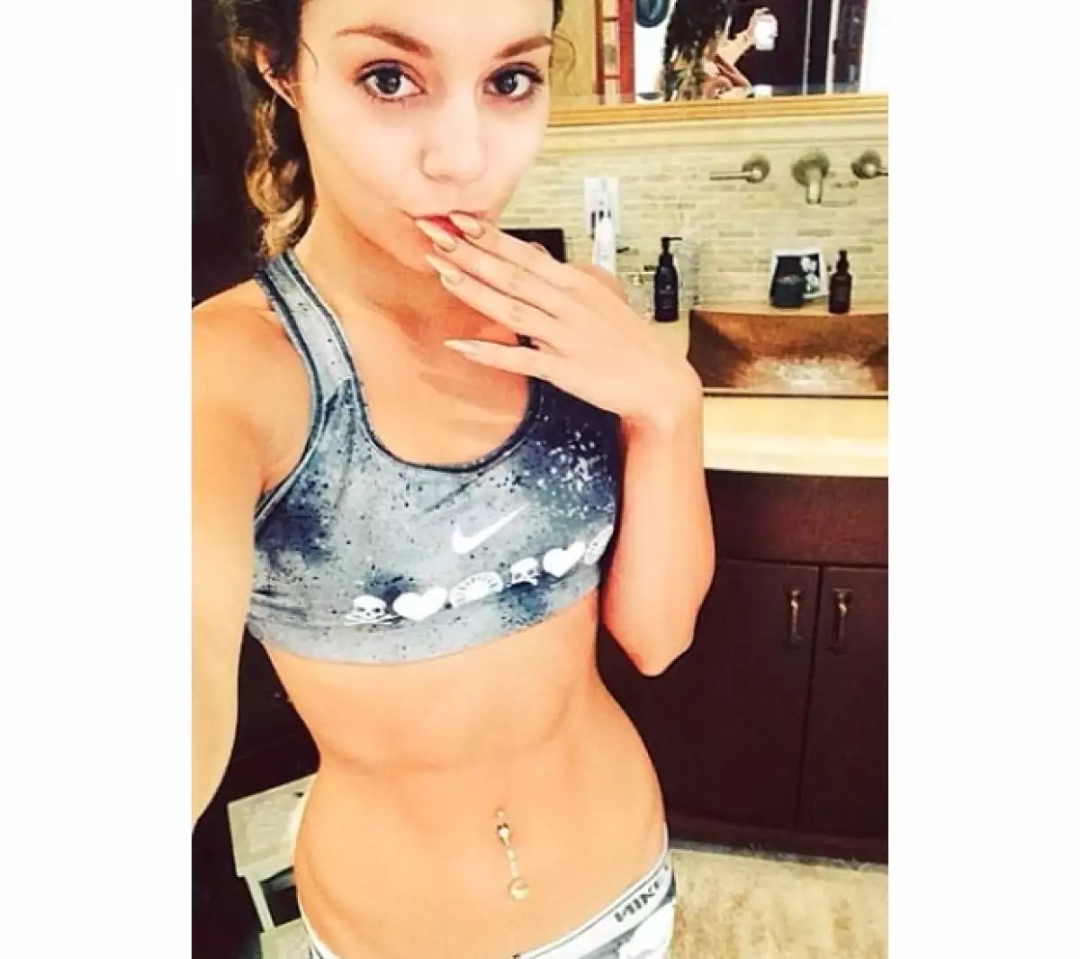 La cantante y también actriz de 25 años presumió lo mucho que trabaja en el gimnasio para tener un abdomen de diez. Hemos notado muchos cambios en su look para verse día a día más sexy.
