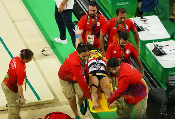 El deportista fue retirado por paramédicos quienes lo ayudaron en el momento del accidente.