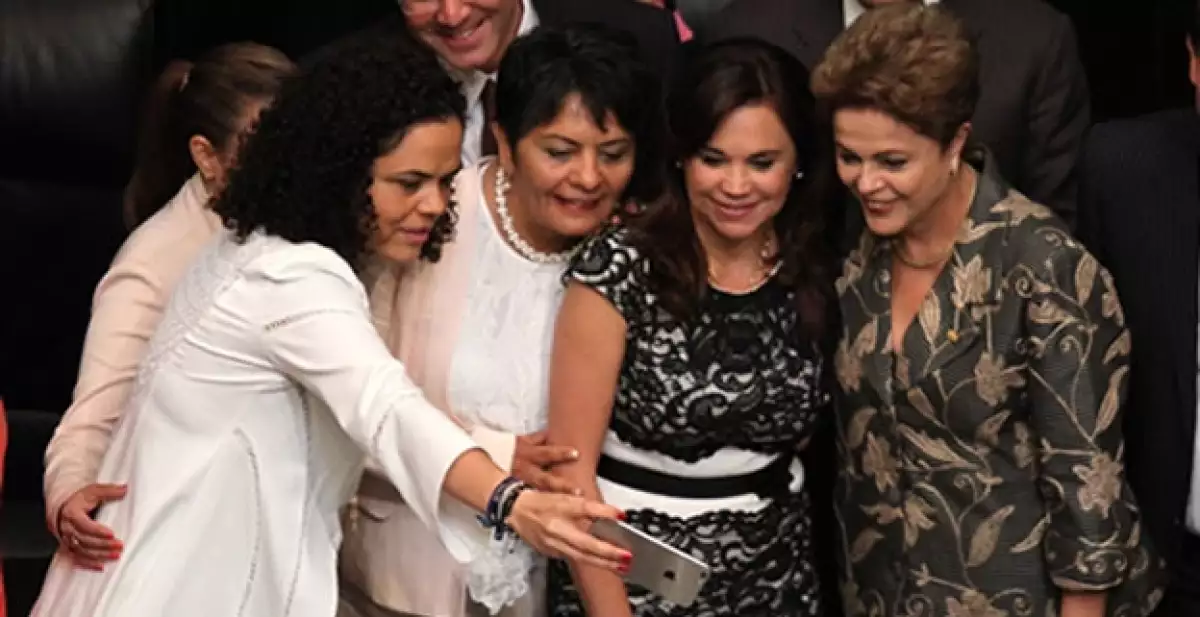 selfie de senadoras con Dilma Roussef