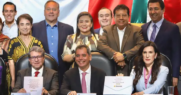 Exsecretario de Hacienda y diputados en la entrega del paquete económico 2026.jpg