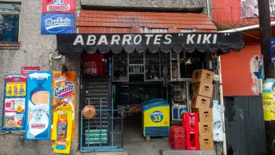 Fachada de una tienda de abarrotes en una colonia popular en México