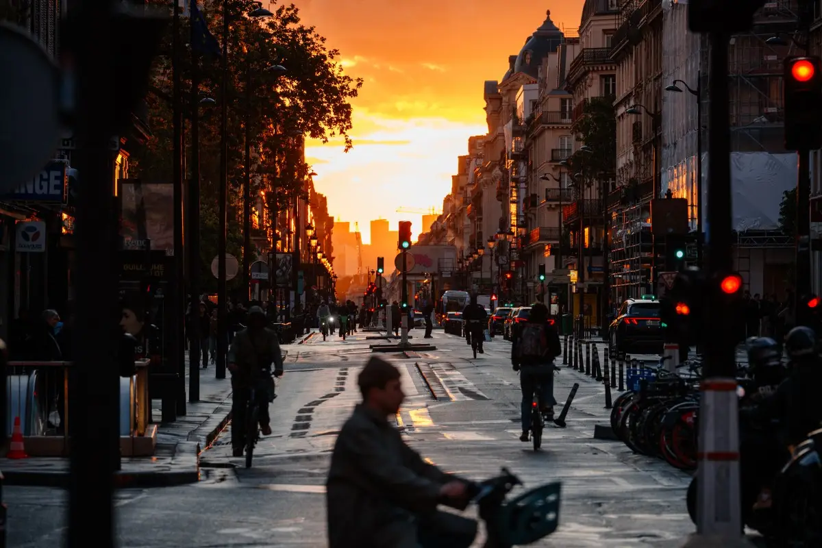 Un hombre monta en bicicleta en la Rue de Rivoli al atardecer en París el 14 de mayo de 2026.