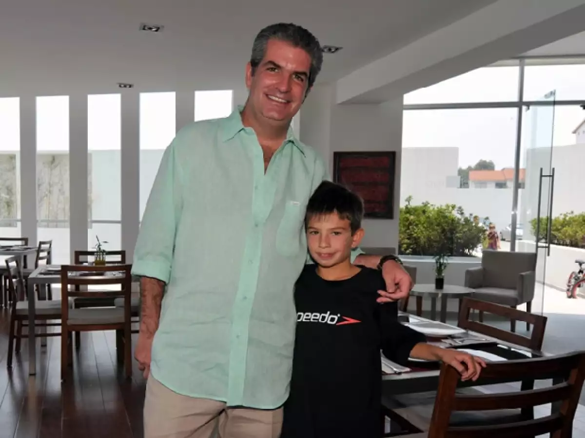 Guillermo con el pequeño Santiago Ordorica