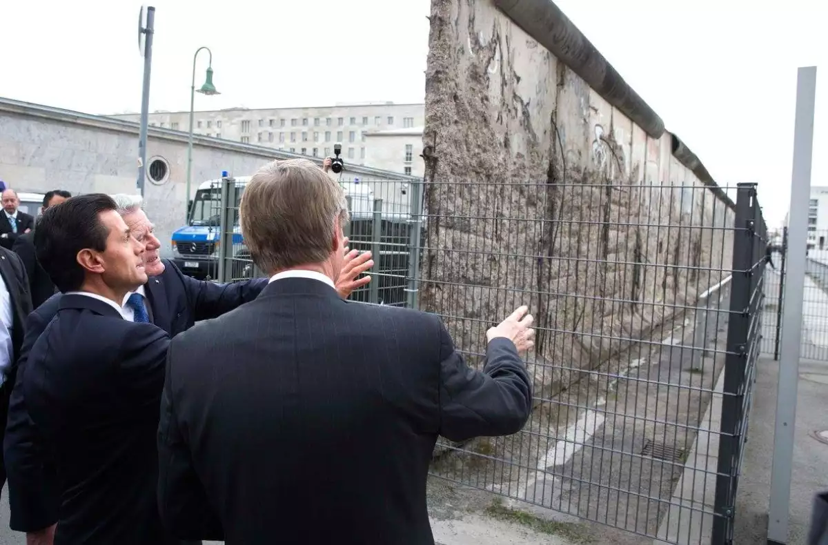 La visita al lugar emblemático en la historia forma parte de la primera visita de Estado de Peña Nieto a la nación alemana