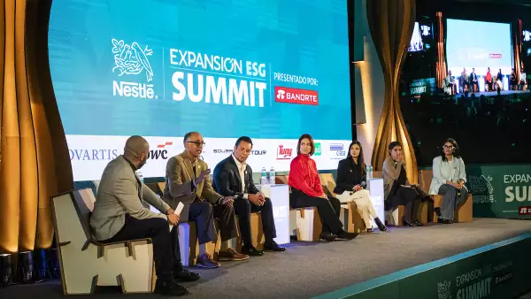 Imagen de los participantes del panel el panel “Construyendo cadenas de suministro responsables” . 