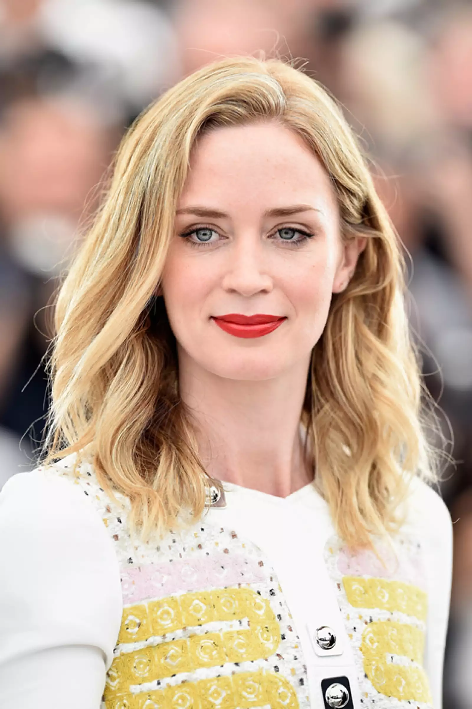 Emily Blunt lució muy natural y optó por labios extra rojos. Llevó los ojos con sombras para resaltarlos y el pelo suelto muy natural.