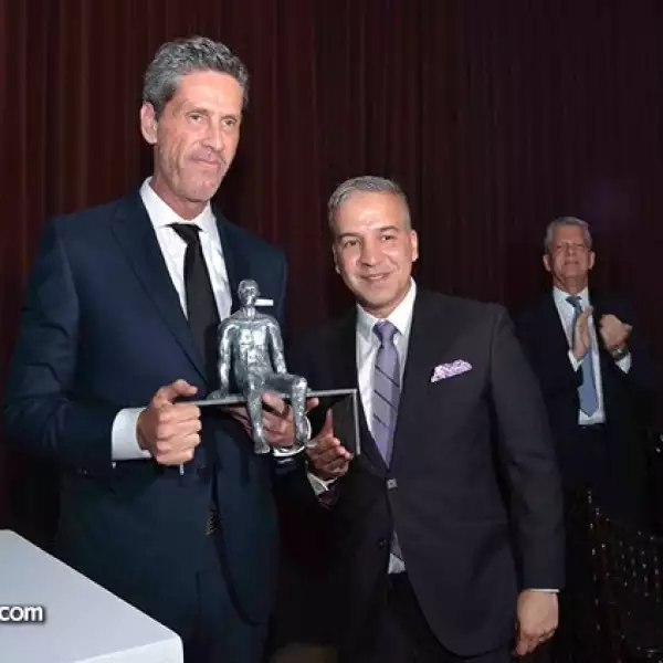 Jesus Aguais hace entrega del trofeo de `Mi Heroe 2015´ a Miguel Ortiz Monasterio.