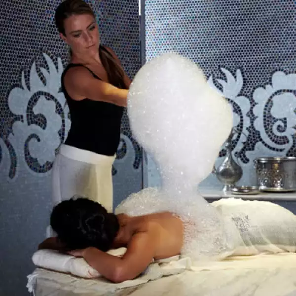 The Spa at Trump,  diseñado por el arquitecto DiGuiseppe y galardonado por sus destacados servicios, atrae por ser el primer Hammam de lujo de Nueva York.