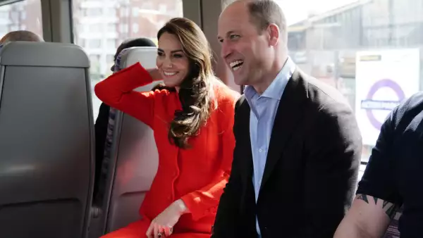 El príncipe William y la princesa Kate en la línea Elizabeth del metro de Londres. 

