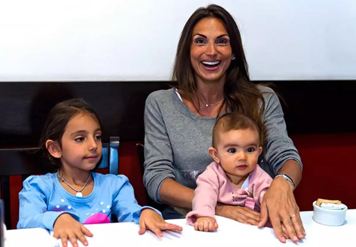 La francesa firmó un acuerdo que le permite tener consigo a sus tres hijos en Francia durante siete semanas cada año.