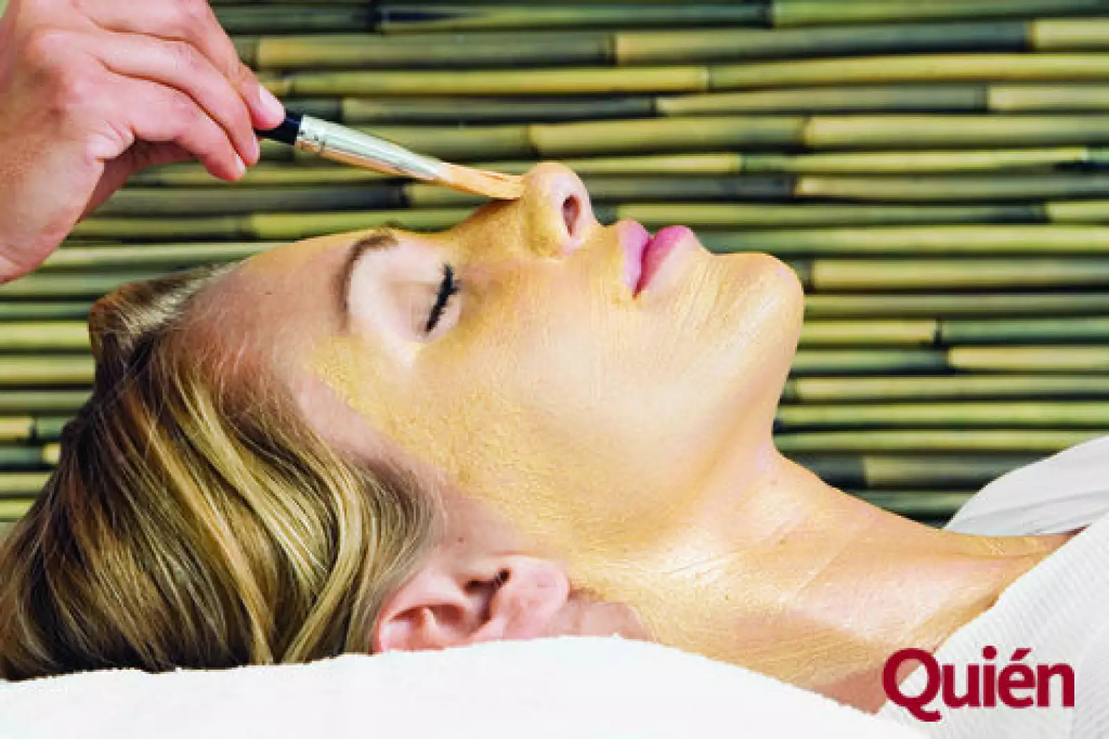 Mujer en tratamiento de vendas egipcias