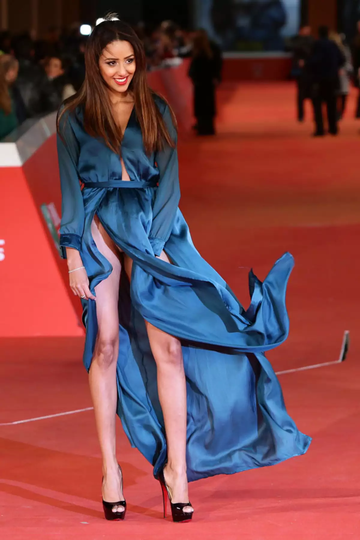 A pesar de intentar cubrirse con las manos no pudo evitar sufrir un wardrobe malfunction, pero incluso con ello continuó sonriente y posando para las cámaras.