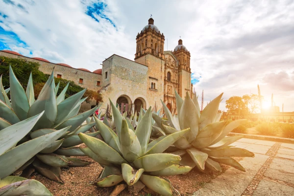 Santo Domingo es el escenario perfecto para celebrar una boda religiosa.