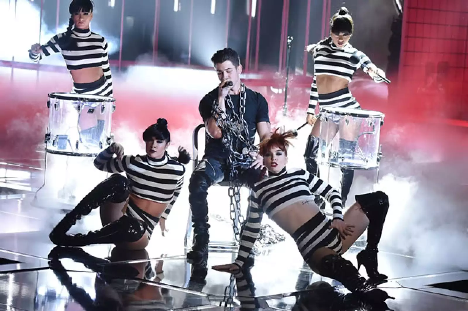 Y muy de acuerdo con la temática, el cantante comenzó el número encadenado a una silla.