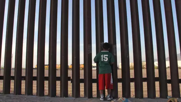 niño en la frontera