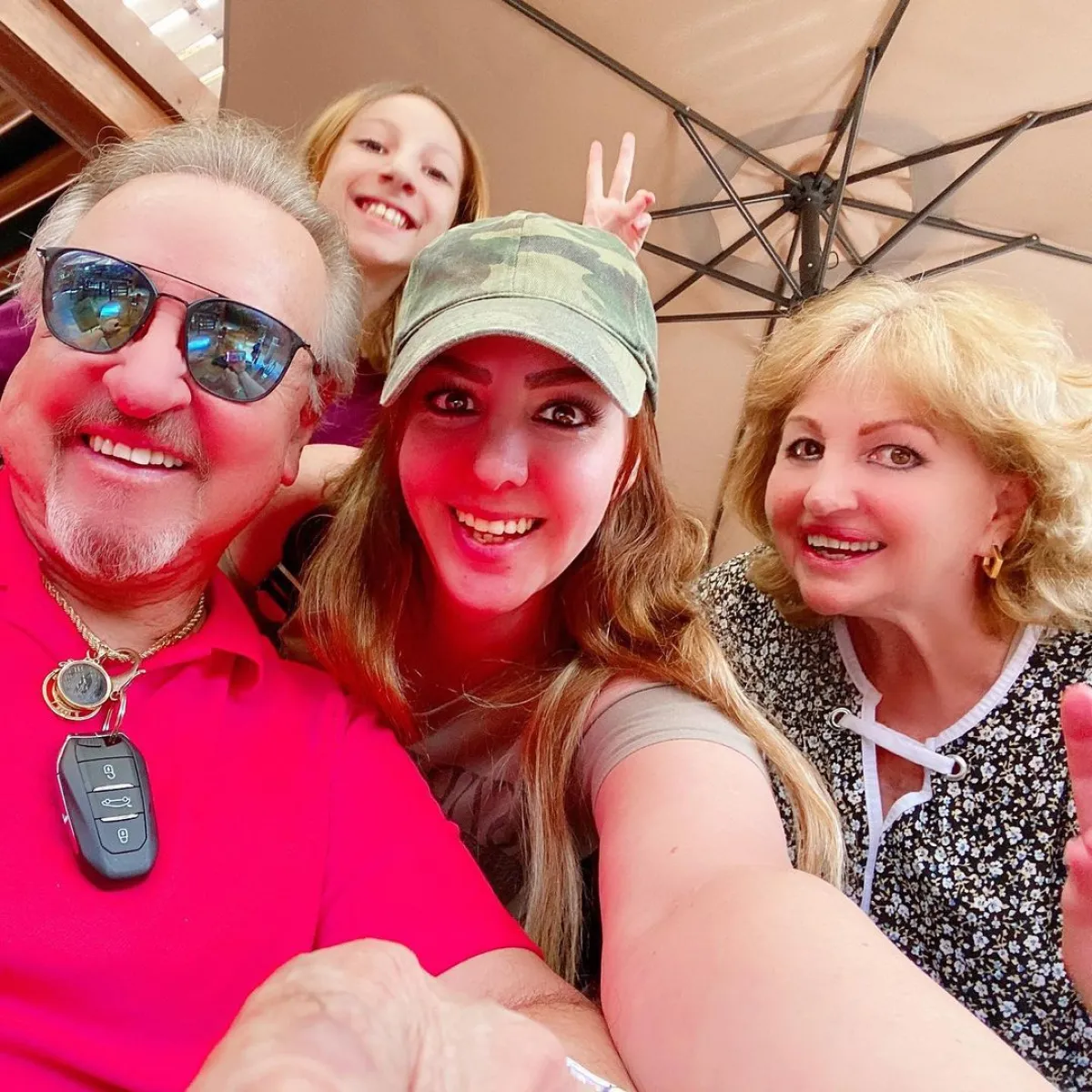 Carlos Villagrán con su hija Vanessa, su nieta y su ex esposa