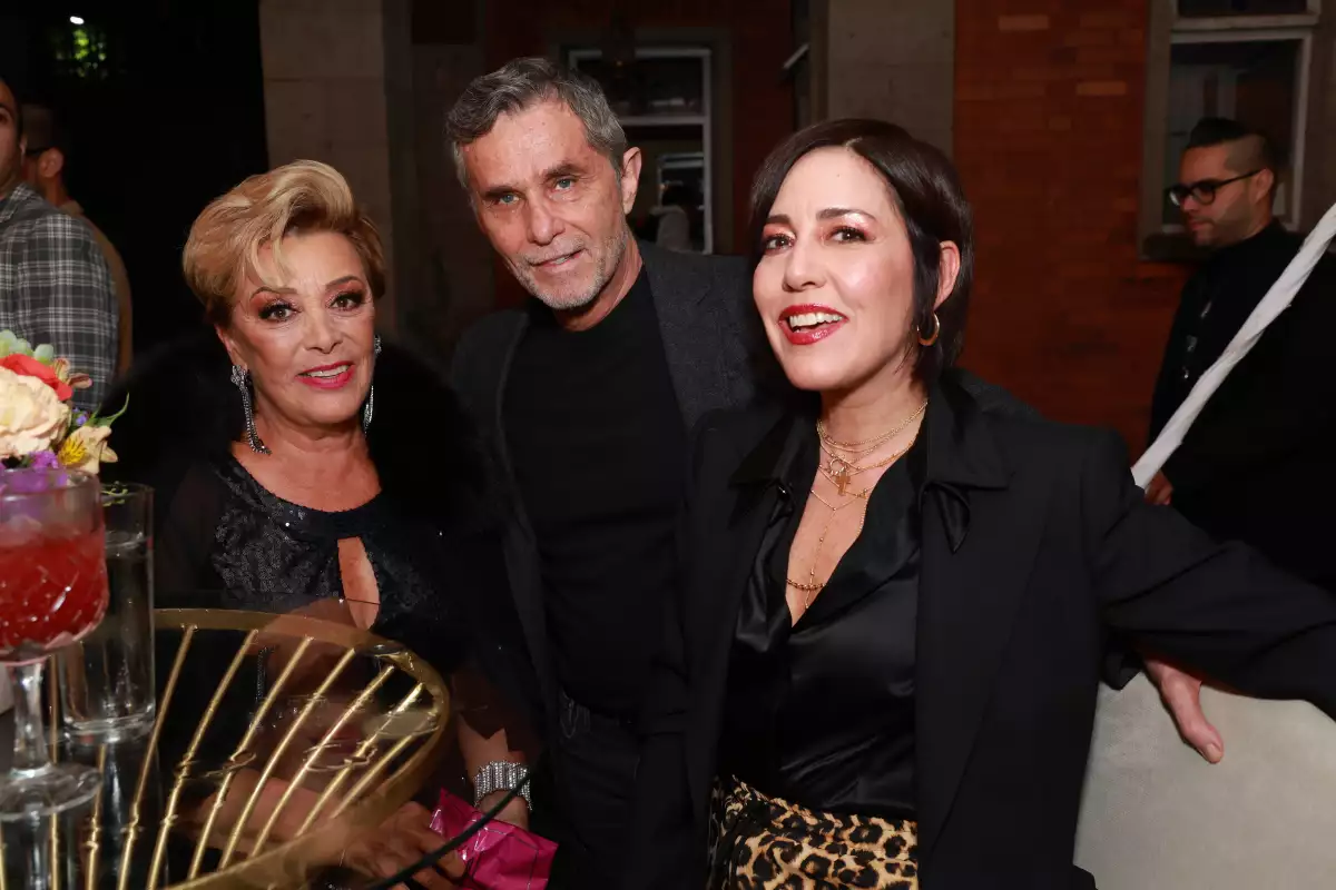 Sylvia Pasquel, Humberto Zurita y Stephanie Salas 
