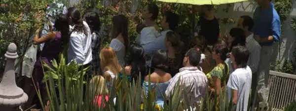 La ceremonia fue en su casa en donde estuvieron presentes familiares y amigos de la pareja.