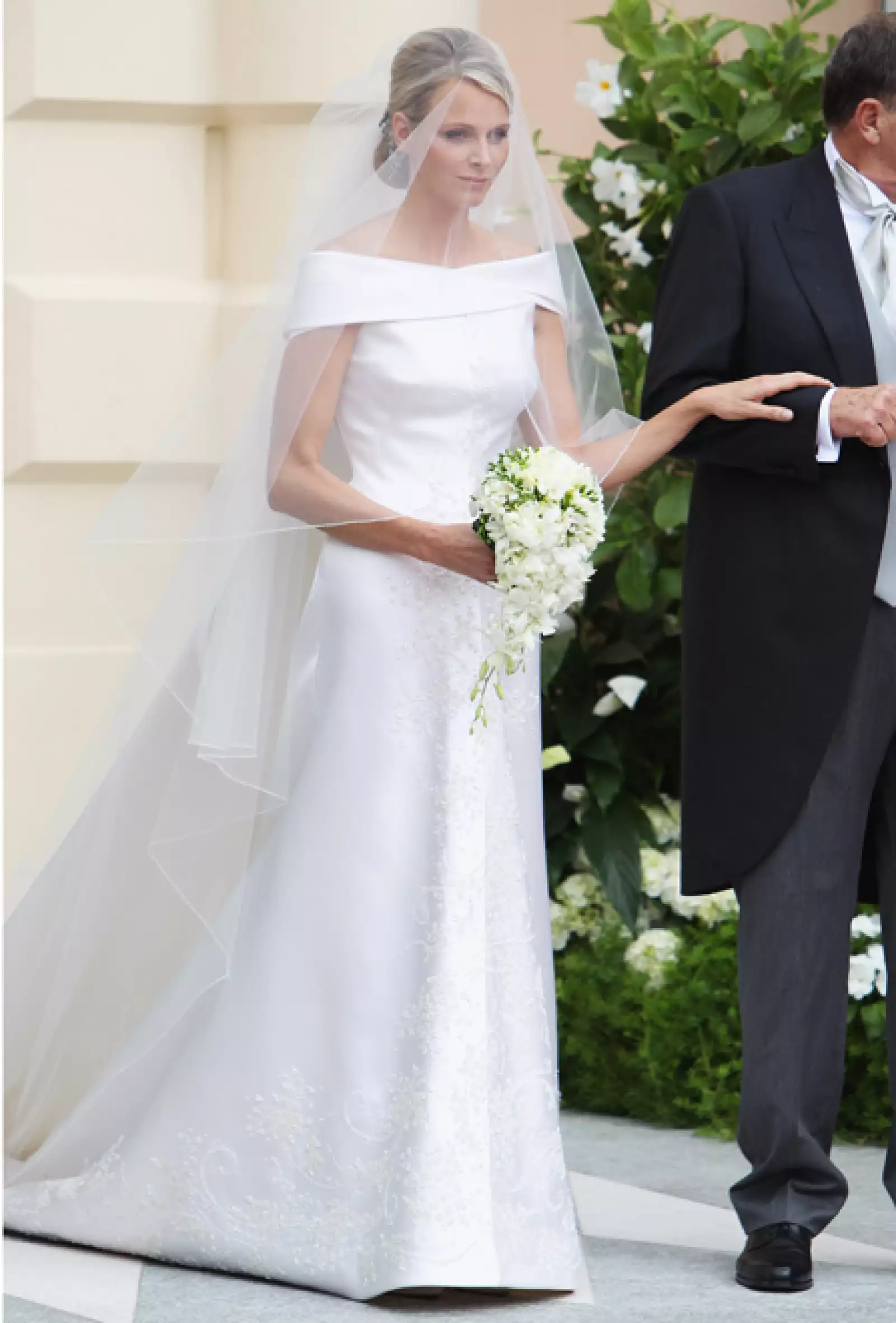 Sencilla y simple la ahora esposa de Alberto de Mónaco apostó por un atuendo de Armani Privé con escote en barco y falda en corte en `A´.