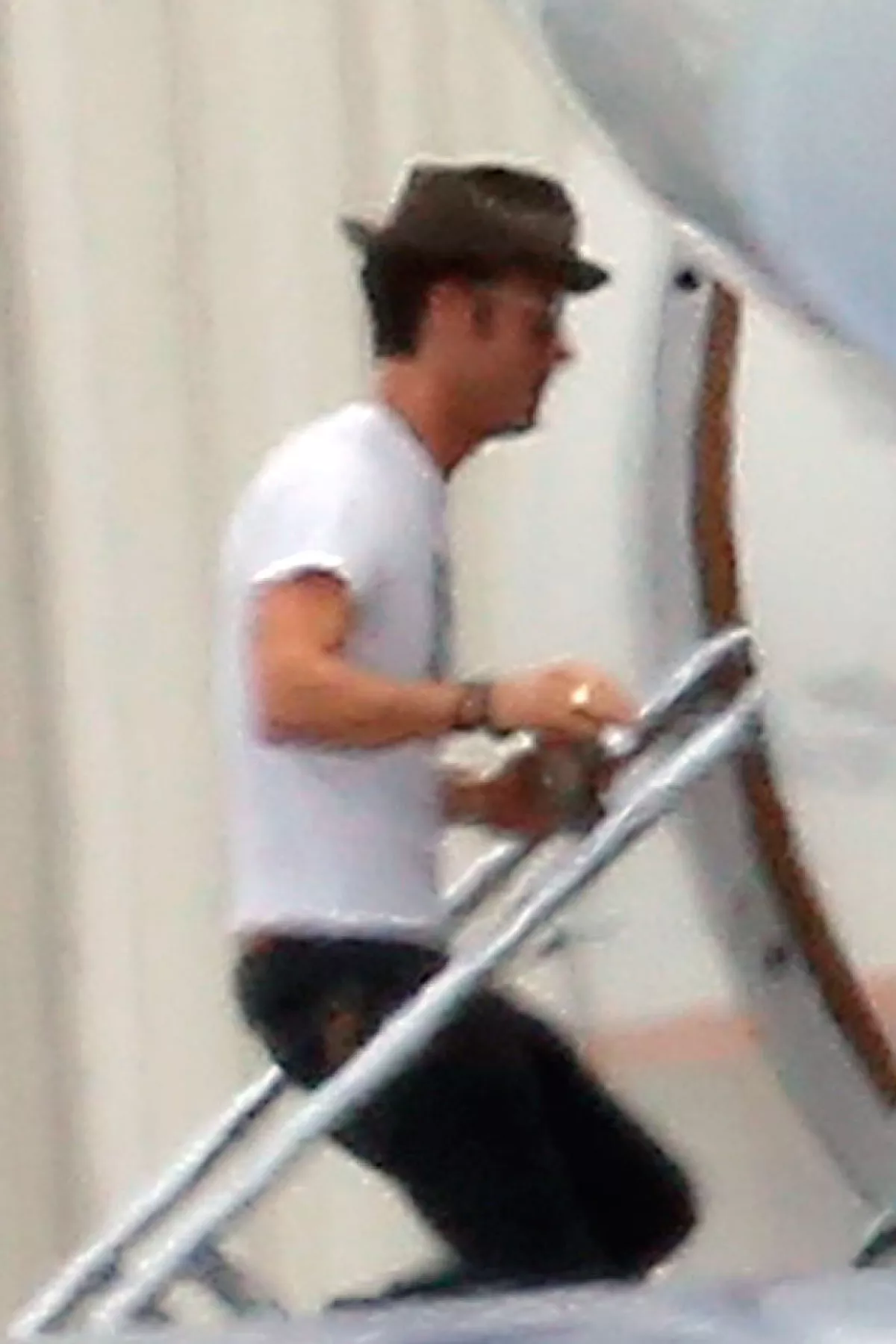 El esposo de la actriz lució casual cuando subía al jet privado con destino a Bora Bora.