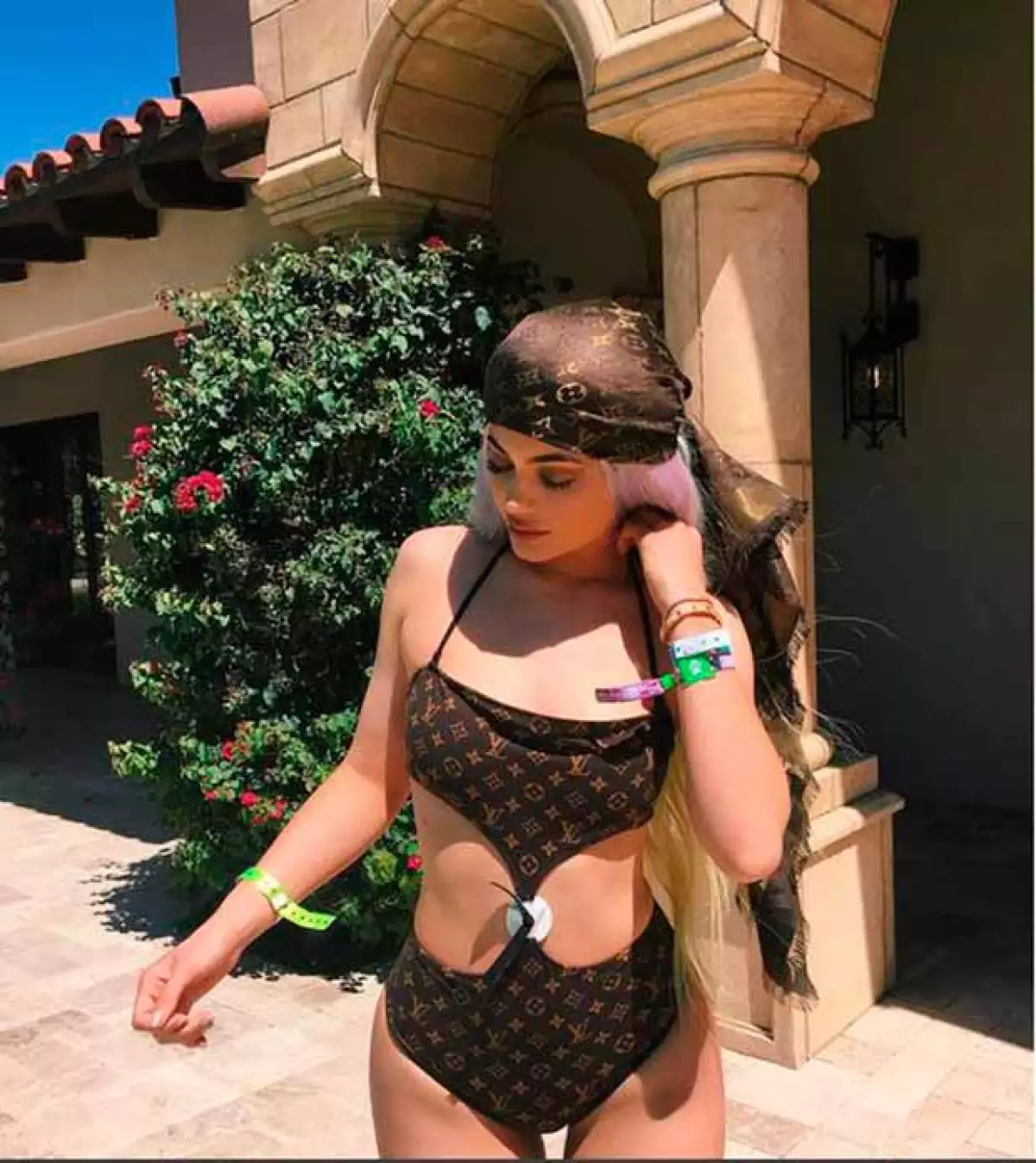 Orgullosa de su cuerpo, Kylie compartió varias fotos y videos luciendo este monokini.
