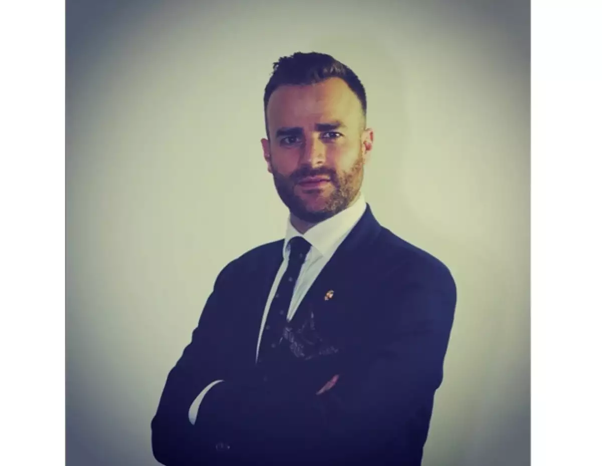 Max Villegas, experto en moda masculina, nos explica cómo ha ido cambiando el estilo del caballero perfecto con el paso de las décadas y por qué la elegancia y personalidad son básicas en un dandy.