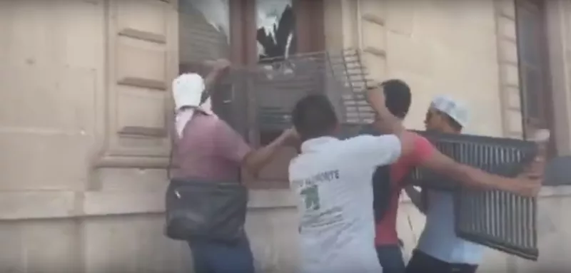 El llamado a la protesta fue realizado por la organización civil Unión Ciudadana, que durante la campaña electoral brindó su apoyo al ahora gobernador electo Javier Corral. 