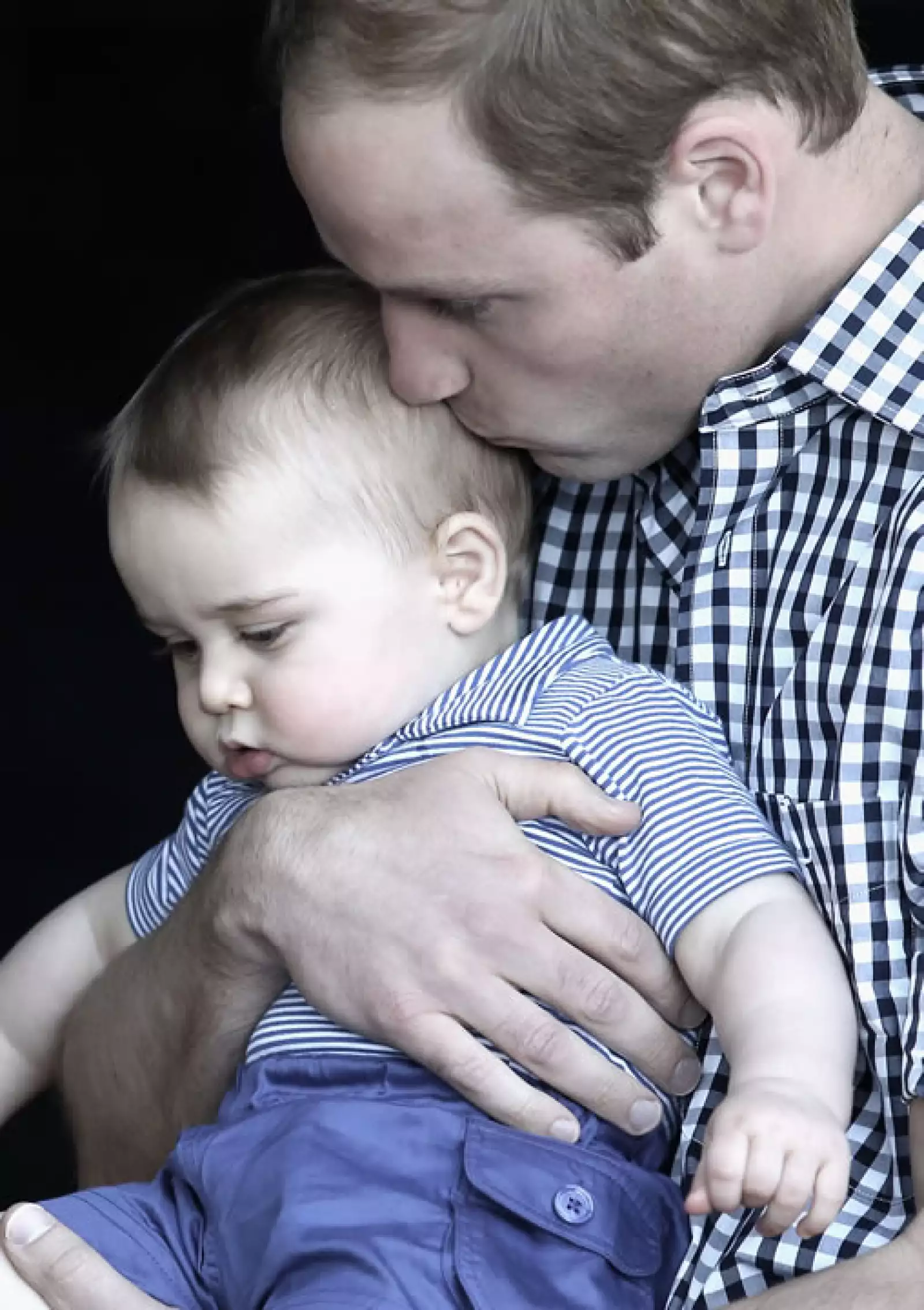 Nada como ver a un padre con su hijo tan cariñoso.