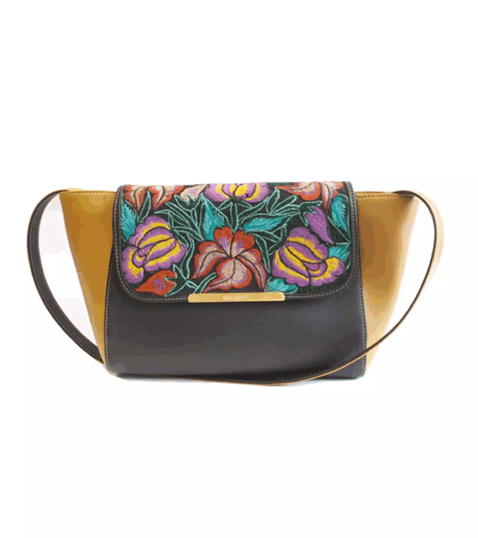 Cada una de estas bolsas es única por sus bordados chiapanecos hechos a mano.