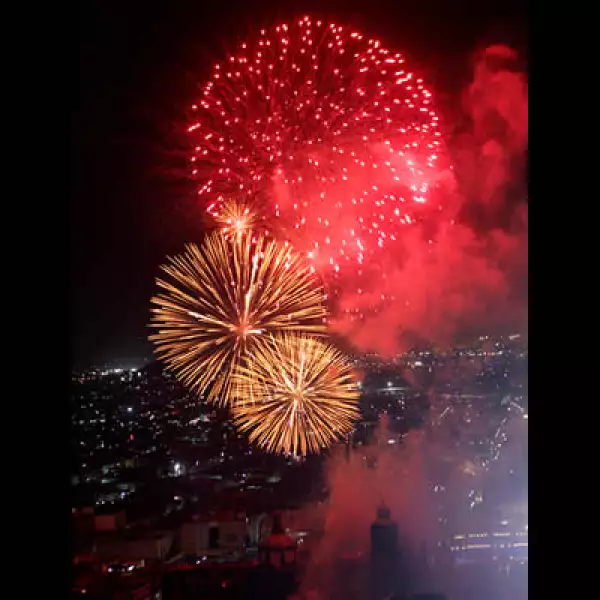 El espectáculo del fuego surcó los cielos de la capital mexicana.