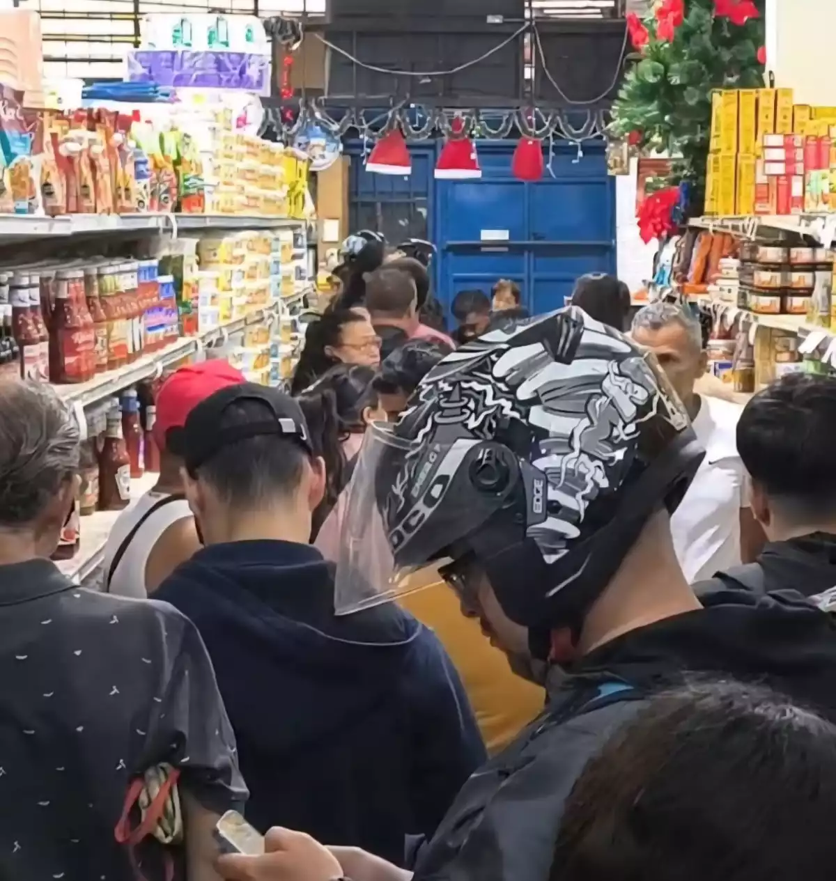 Colas en supermercados, zozobra e incertidumbre: así está Venezuela ante ataque de EE. UU.