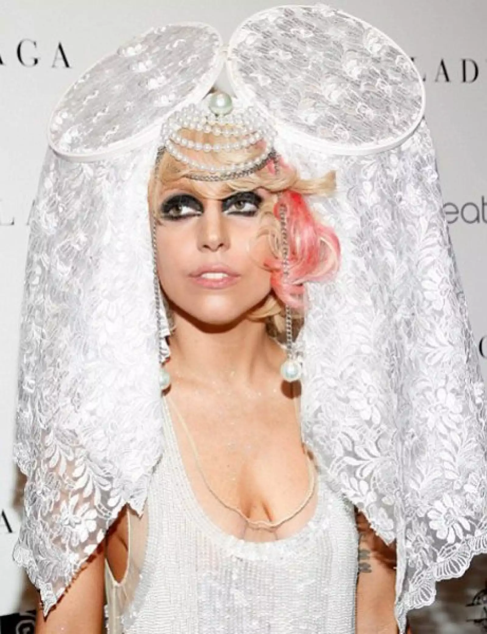 Además del leotardo rojo transparente y la aureola en su cabeza vistió un vestido blanco.