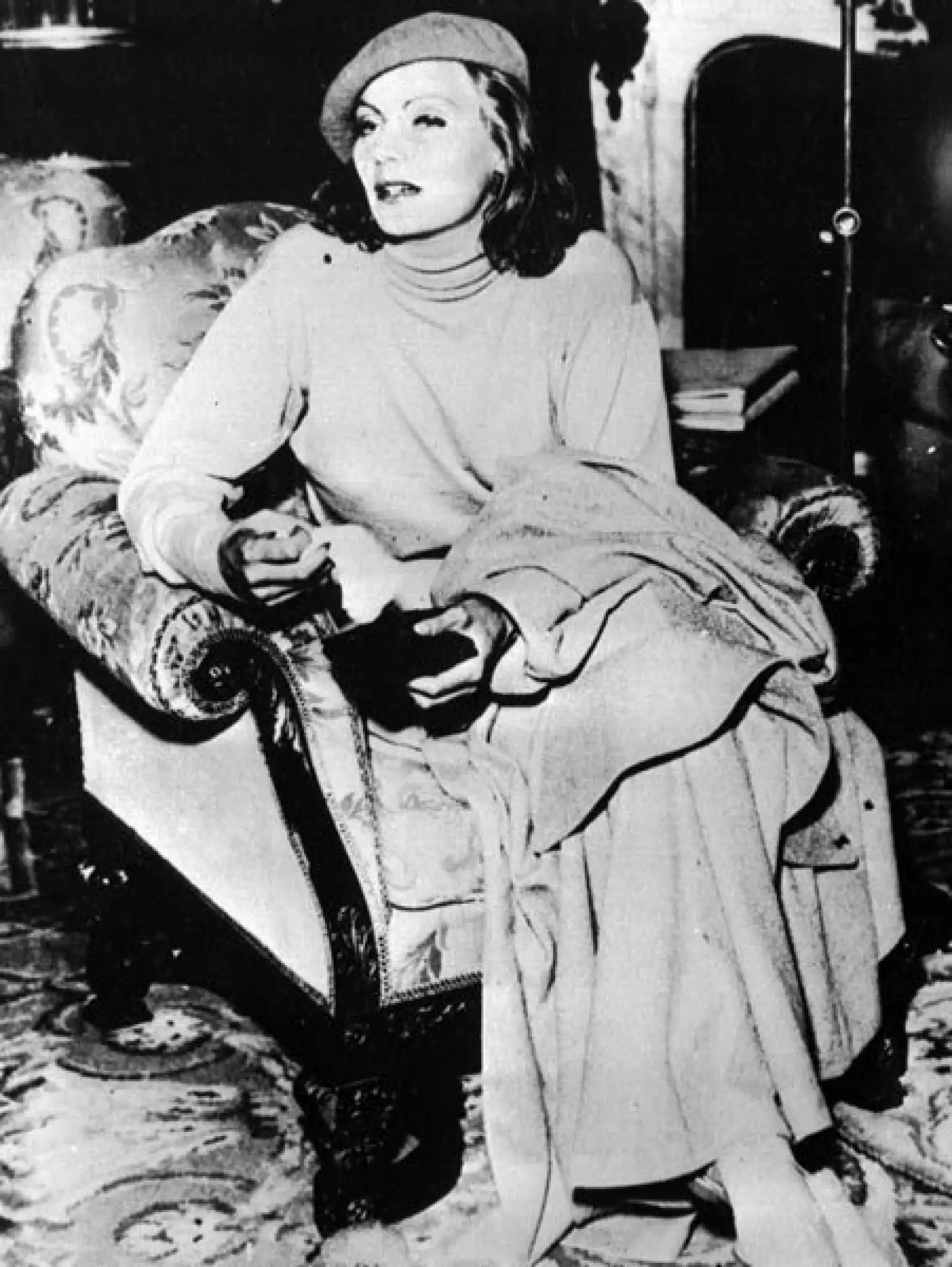 Se dijo que debido a su seriedad y a los rumores de tendencias bisexuales de la diva sueca la relación con John se enfrió.