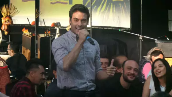 Carlos Rivera en el momento de presentación de todo el elenco del musical.