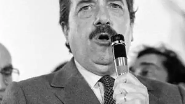 Al menos 10 km de calles fueron invadidas para acompañar el cortejo fúnebre del ex presidente argentino que restauró la democracia en ese país.