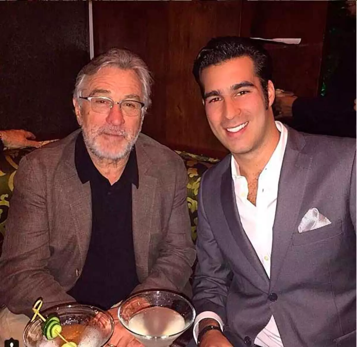El joven empresario mexicano en una cena con Robeert De Niro.