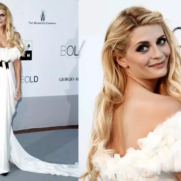 Mischa Barton, pureza total. Hermoso el detalle en la cintura.