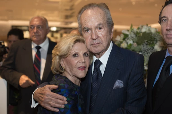 Alberto Baillères González y su esposa Teresa Gual en la inauguración de Palacio de Hierro en Querétaro.